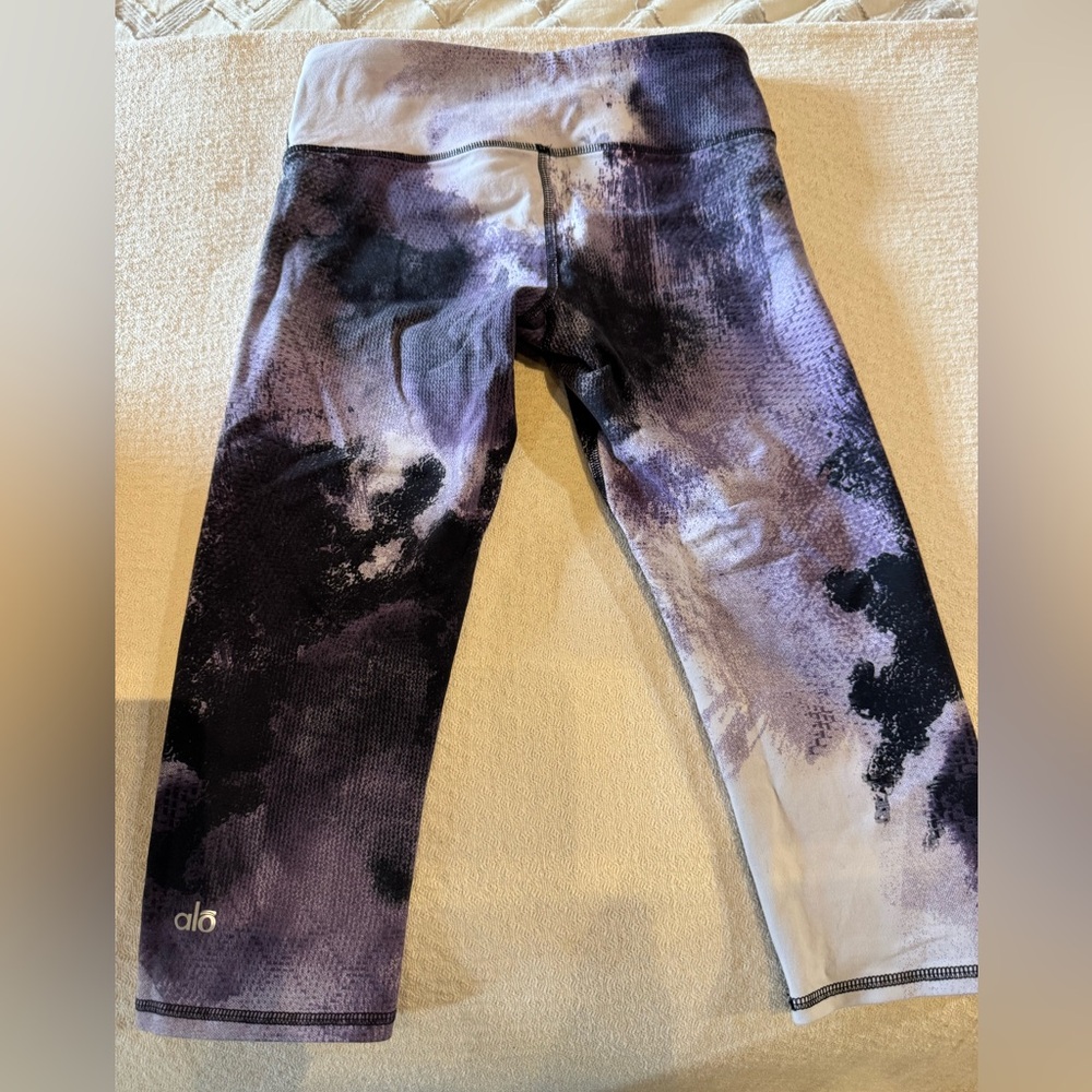 ALO Yoga Purple and White Abstract Capri Leggings - Picture 3 of 5